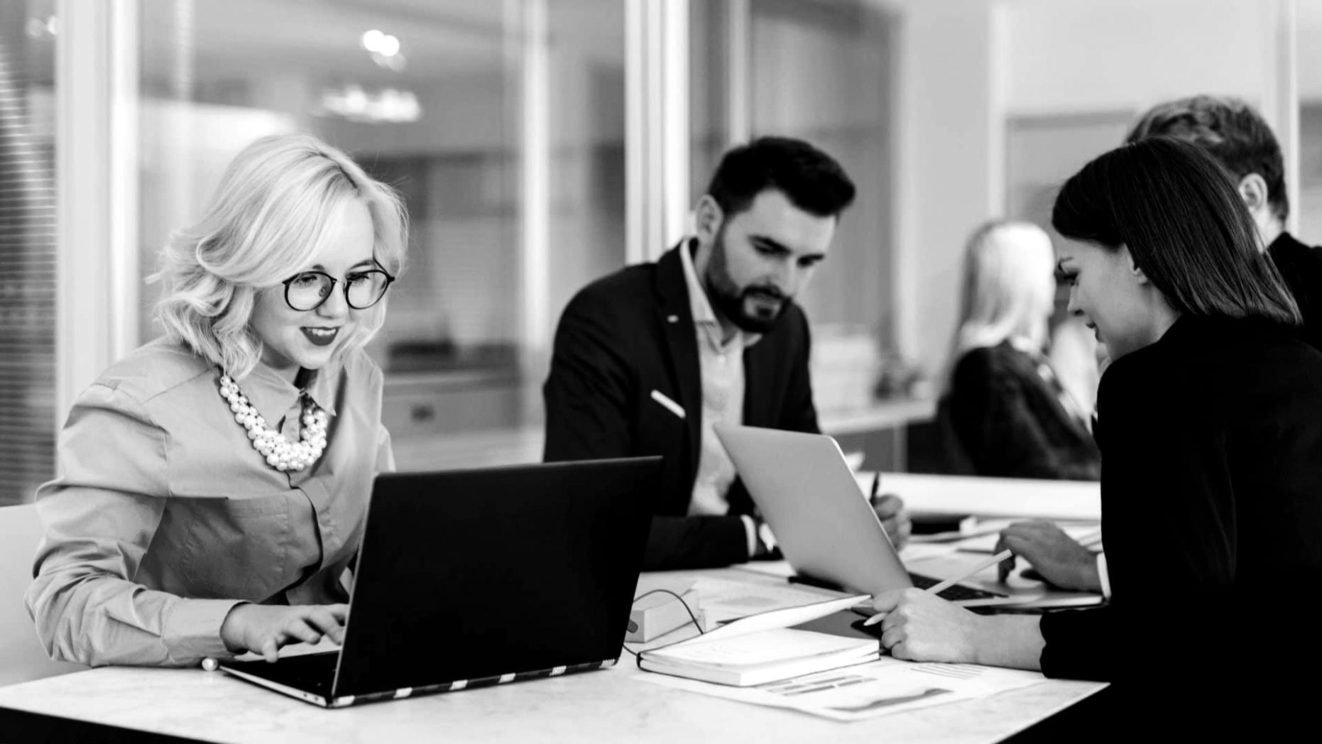 Teilnehmer beim konzentrierten Online-Lernen